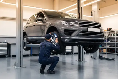 Volkswagen Touareg в автосервисе — иллюстрация
