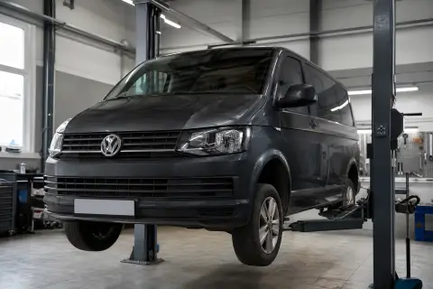 Volkswagen Transporter в автосервисе — иллюстрация