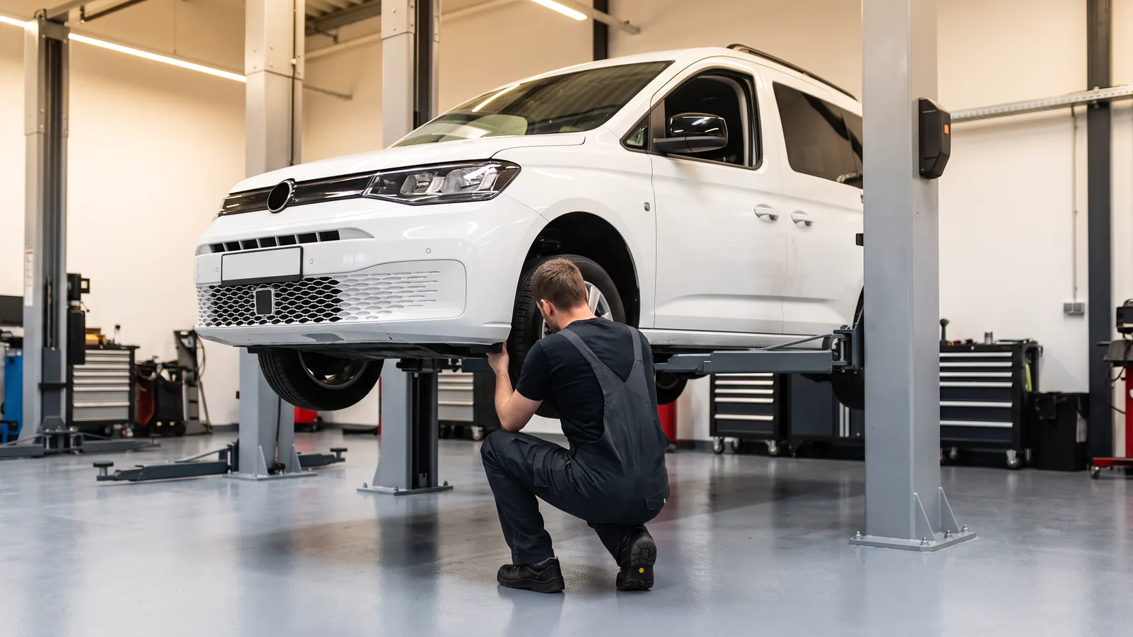 Volkswagen Caddy в автосервисе — иллюстрация