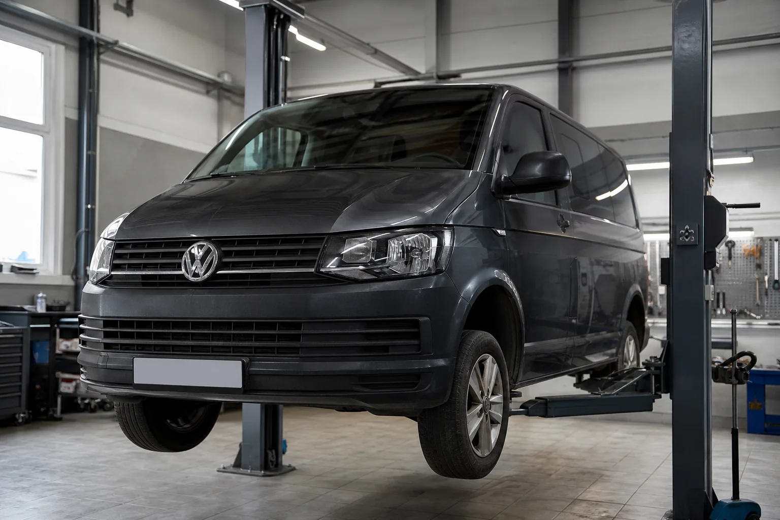 Volkswagen Transporter на подъёмнике при проверке ходовой части — иллюстрация