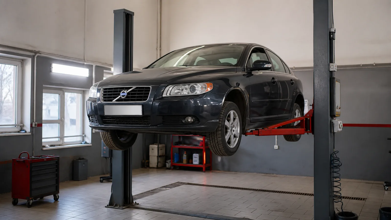 Volvo S80 на подъёмнике при диагностике двигателя и подвески — иллюстрация