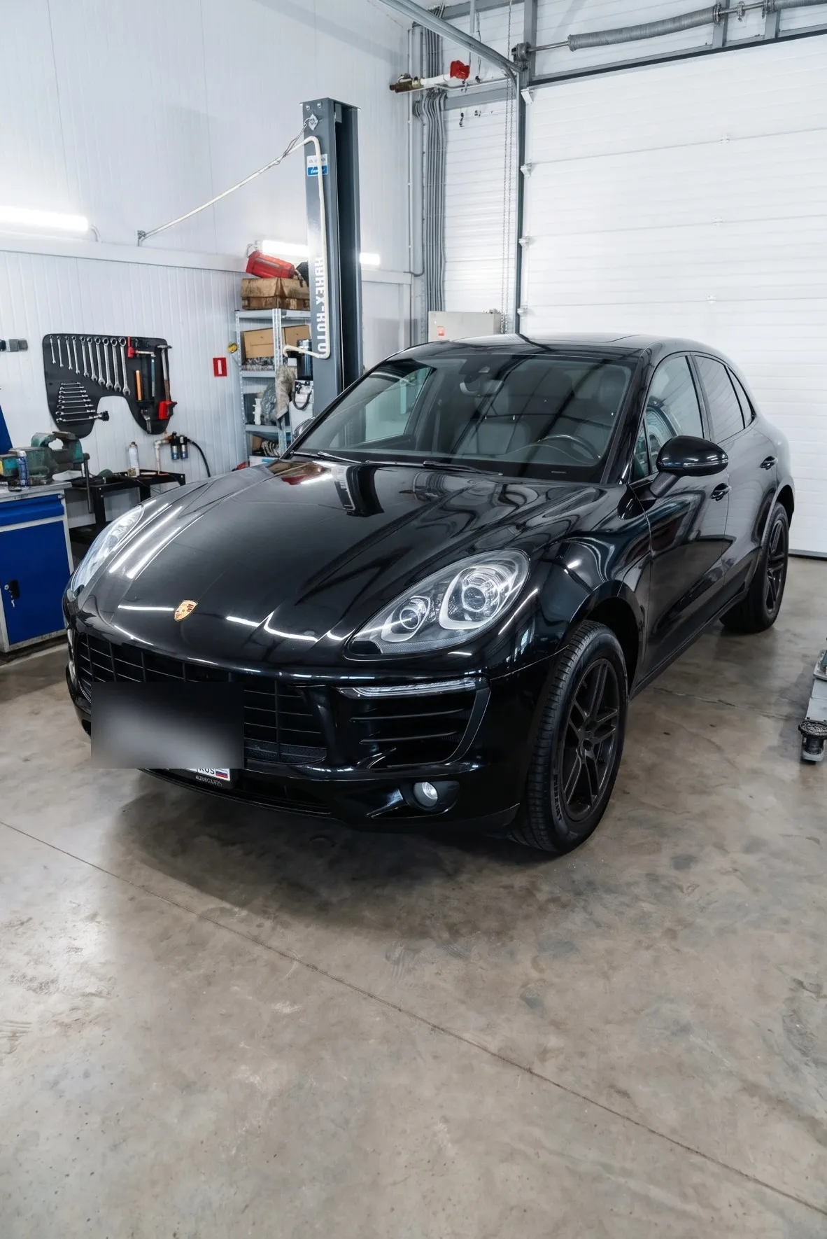 Porsche Macan проходит сервисную диагностику электронных систем в Ультра Авто