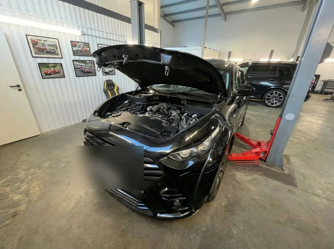 Автомобиль с открытым капотом проходит проверку перед ремонтом в Ультра Авто Калининград